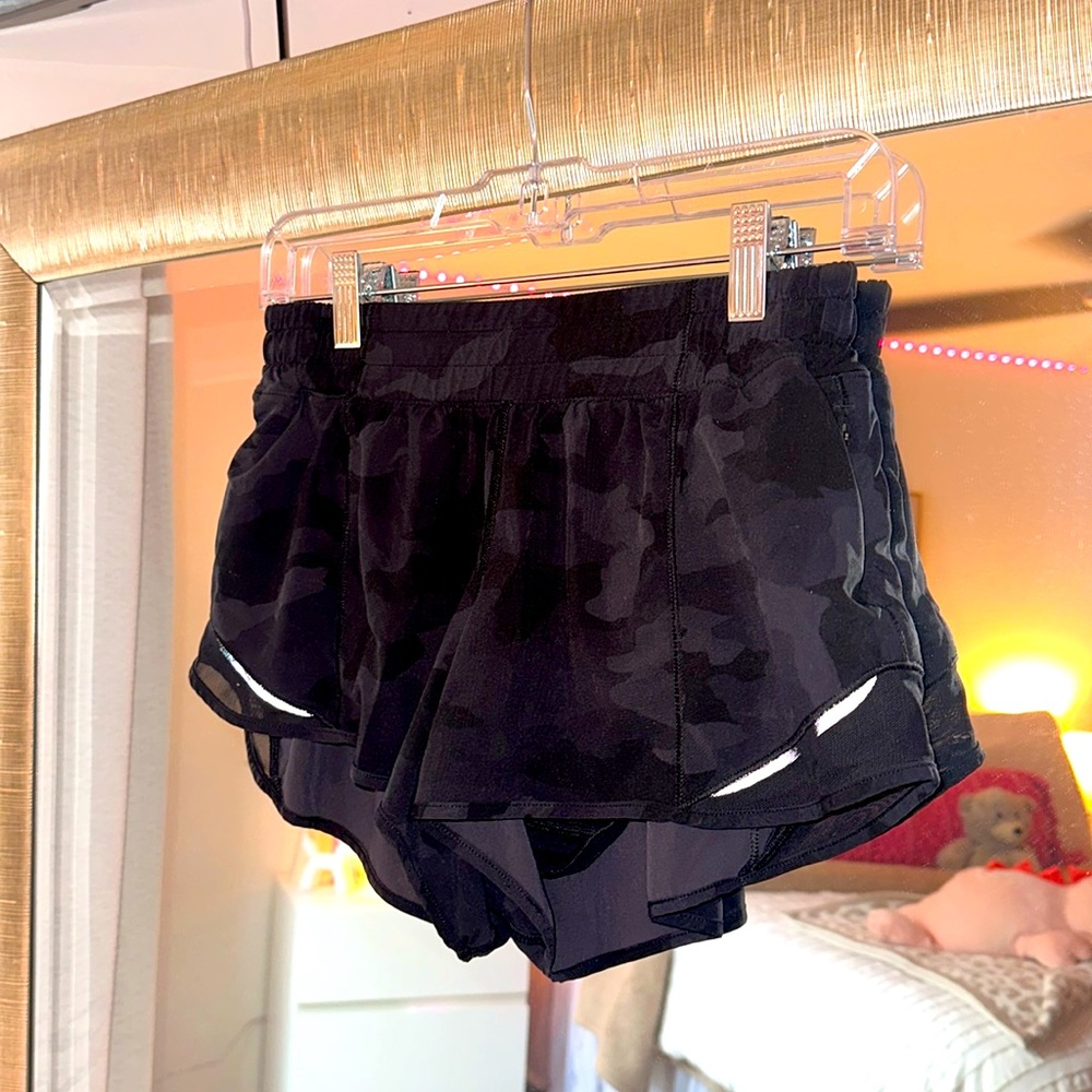 ✨ LULU CAMO BLACK HOTTY HOTS SIZE 6 ✨
